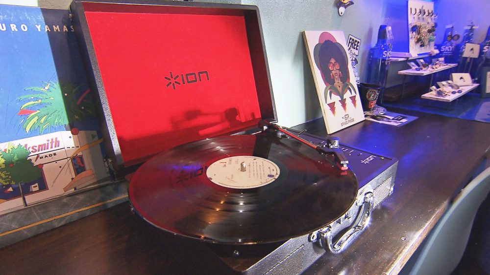 店内で視聴も可能