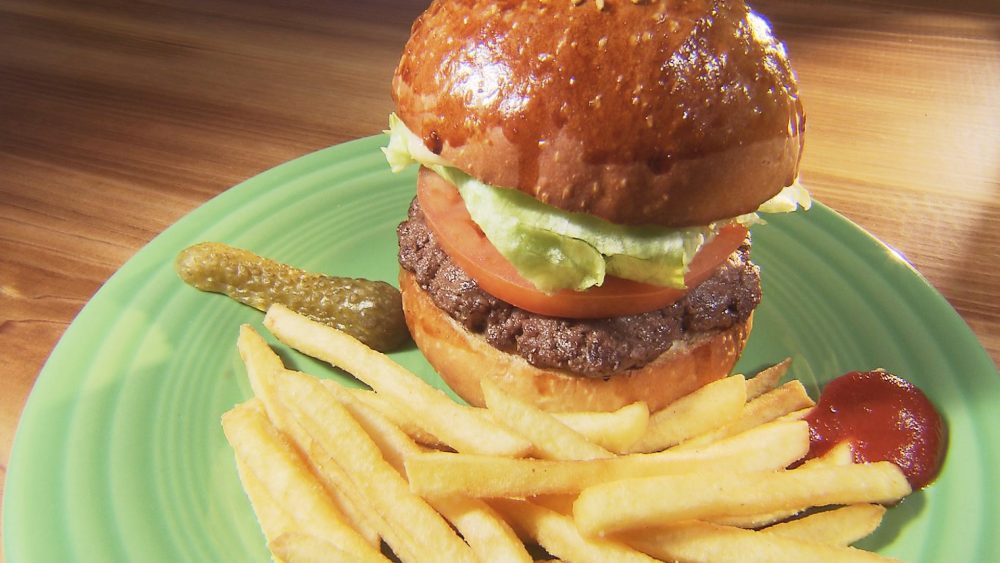 肉の旨味あふれる！十和田産短角牛のバーガー