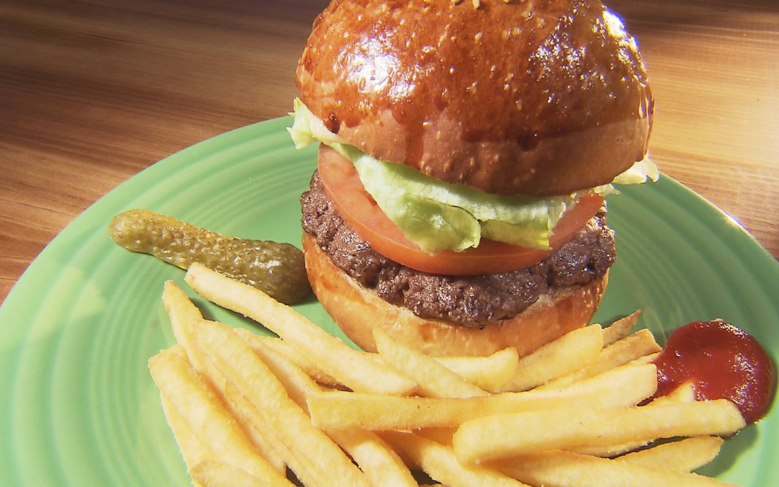 肉の旨味あふれる！十和田産短角牛のバーガー