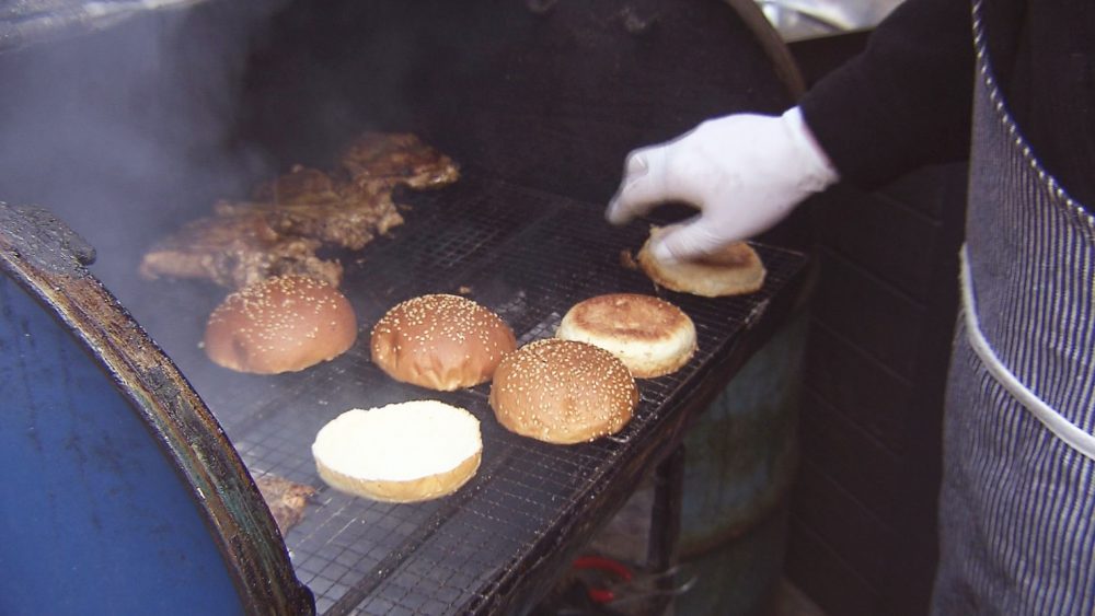 お手製のドラム缶コンロで