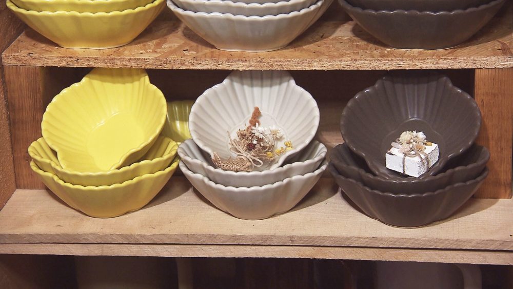 北欧雑貨や食器が並びます