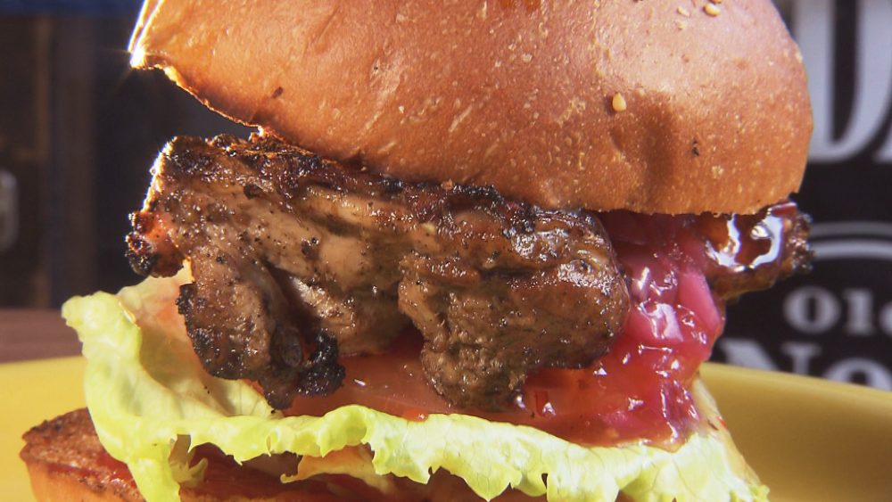 スパイスと果物に2晩漬け込んだチキン