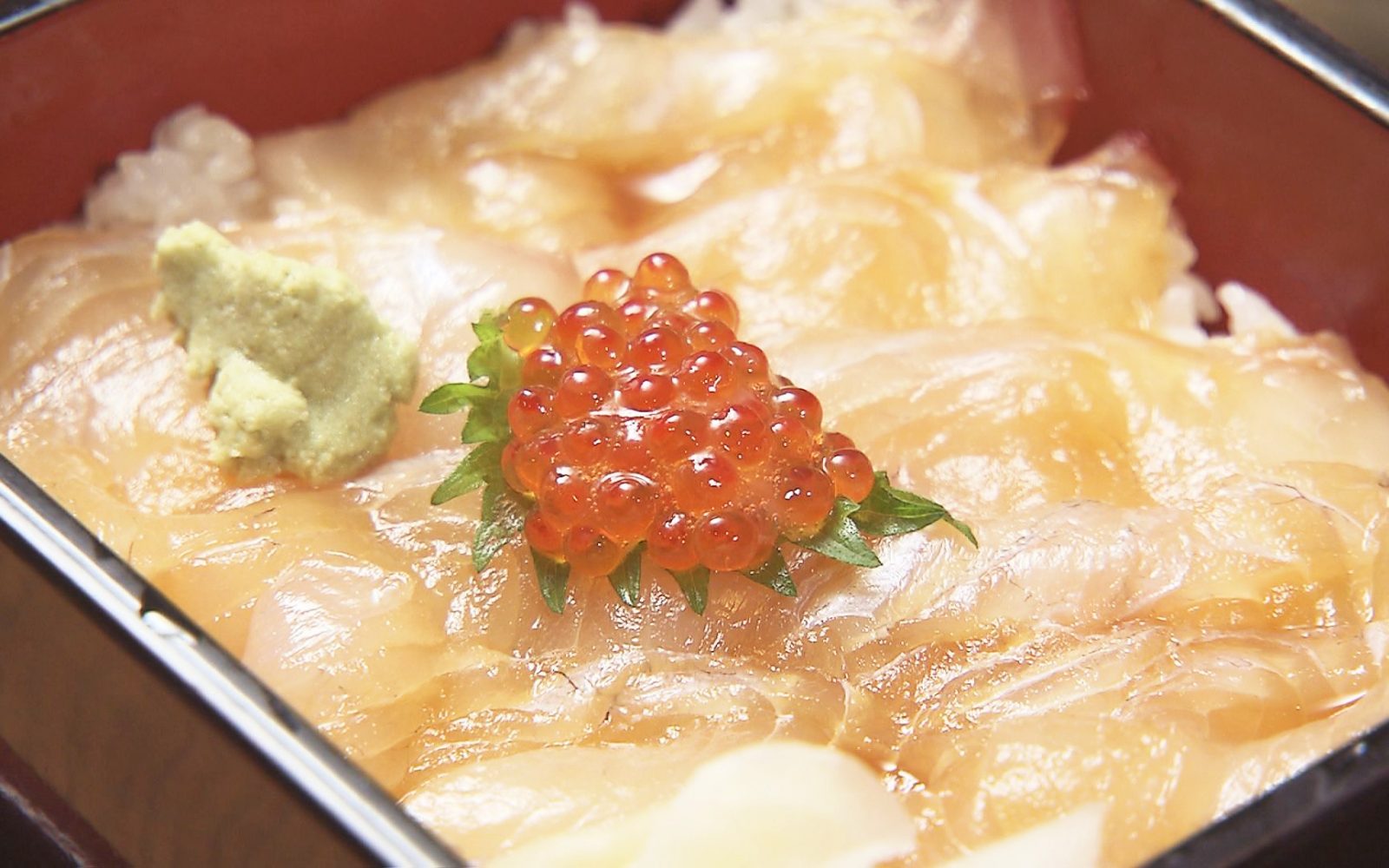 平目がたっぷり！酢飯にもこだわった「特選平目漬け重」