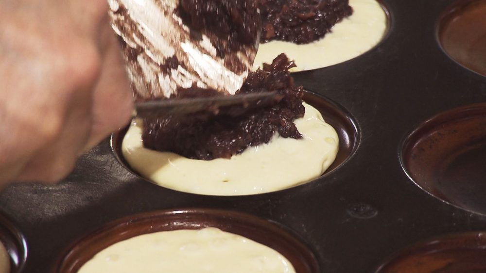 平たい生地にたっぷりの手作り餡がたまらないおやき