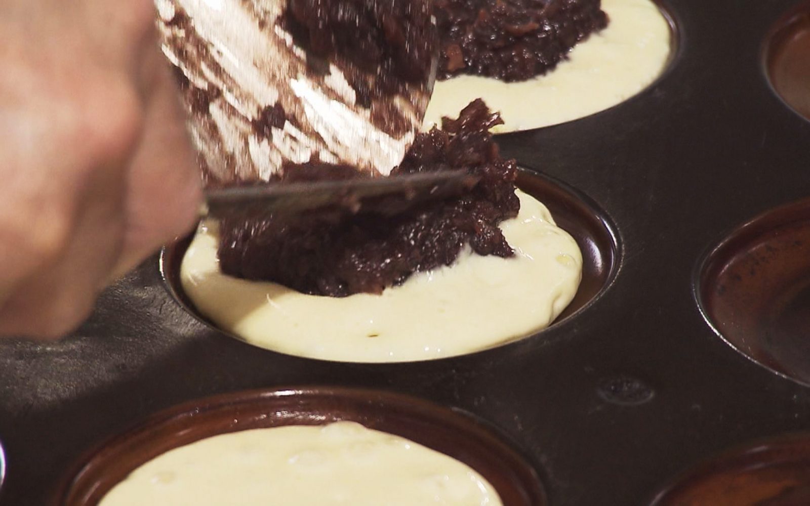 平たい生地にたっぷりの手作り餡がたまらないおやき