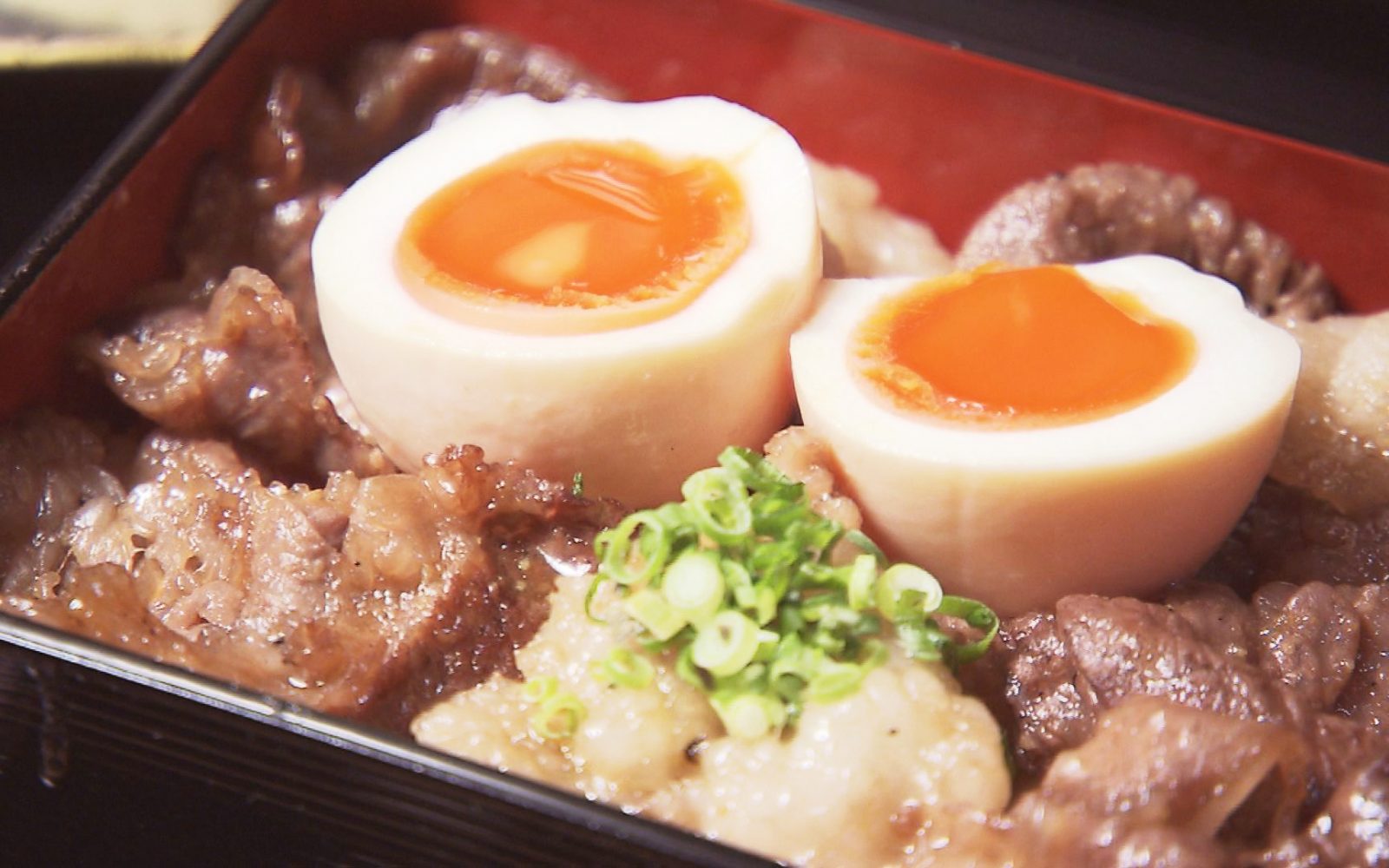 あおもり倉石牛をリーズナブルに！希少部位使用のすき焼き重