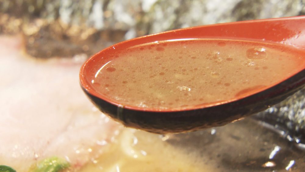 豚と鶏のガラを使用