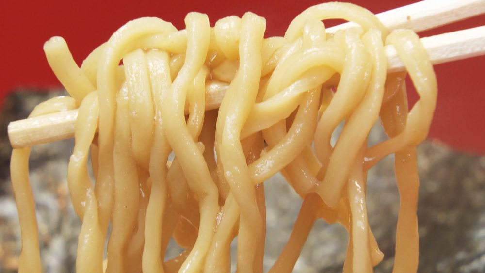 弾力のある太縮れ麺