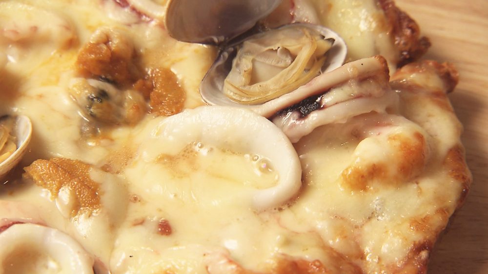 たっぷり具材に自家製ソース！こだわりのピザ「サンタルチアミックス」