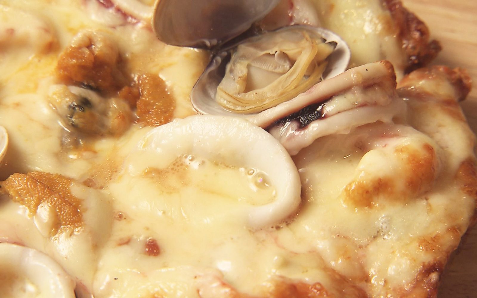 たっぷり具材に自家製ソース！こだわりのピザ「サンタルチアミックス」