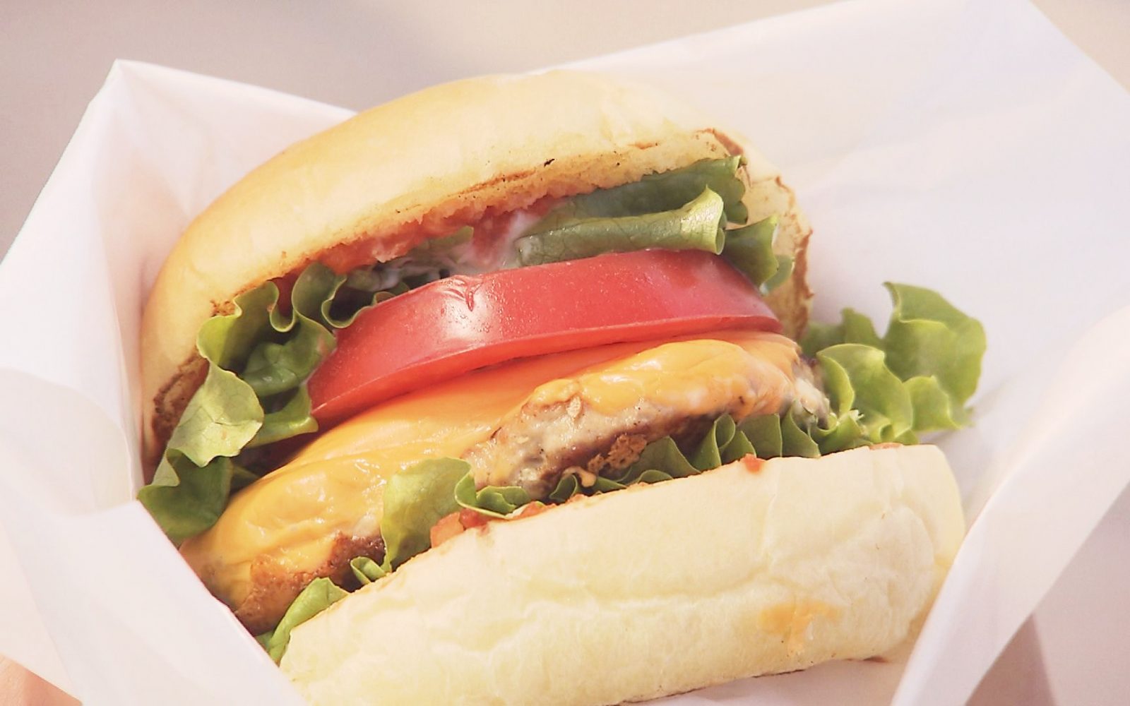 地元の海の幸を使ったご当地バーガー「深浦まぐろバーガー」