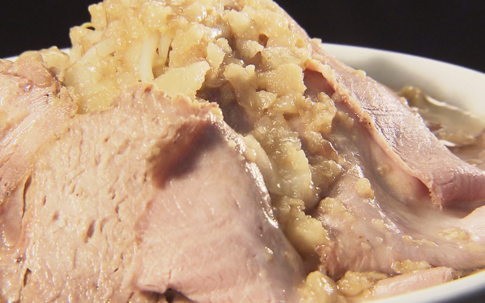 肉＆麺たっぷり！豚の旨み味わうガッツリ系「極肉麺」