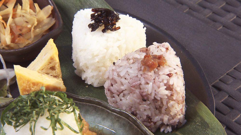 白米と十五穀米のおにぎり
