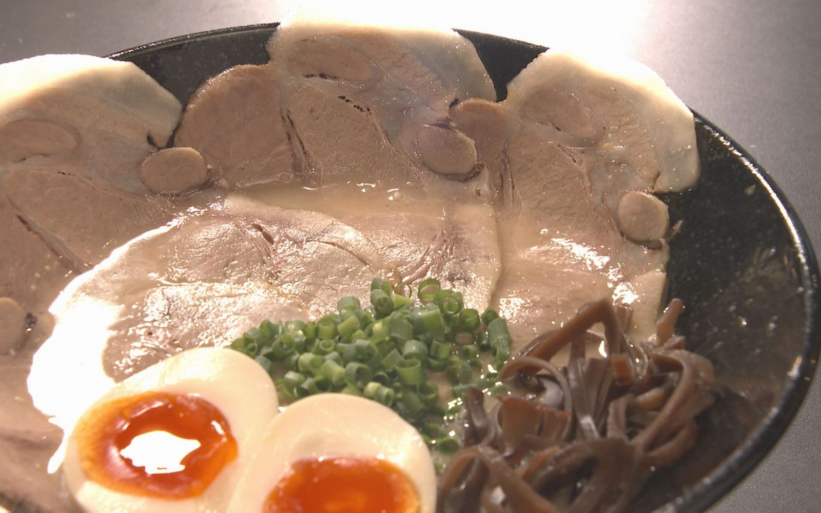 滋味深い！呼び戻し豚骨スープ「熟成白豚骨スペシャル」