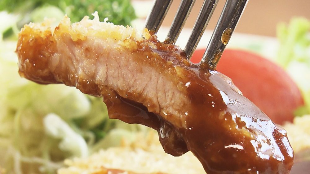 ポークカツ＆ハンバーグに濃厚なデミグラスソース