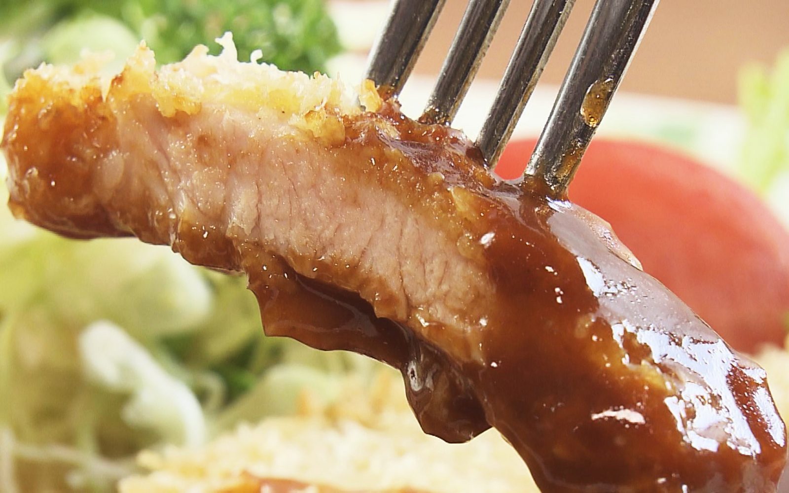 ポークカツ＆ハンバーグに濃厚なデミグラスソース