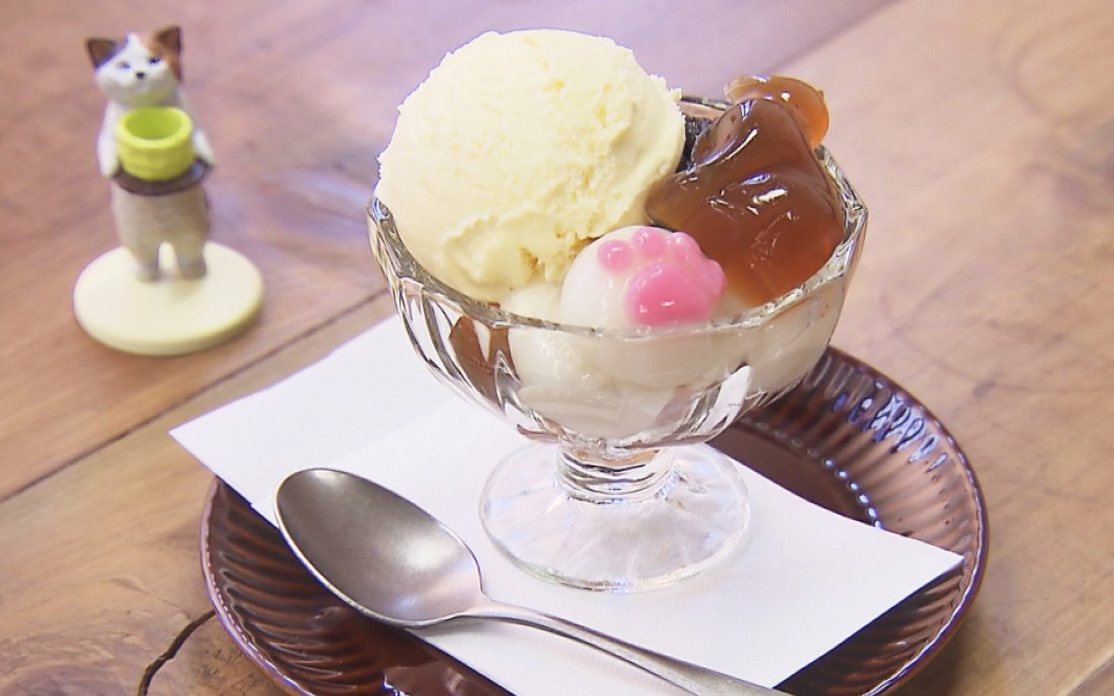 癒されカフェでいただく！猫と紅茶とスイーツと