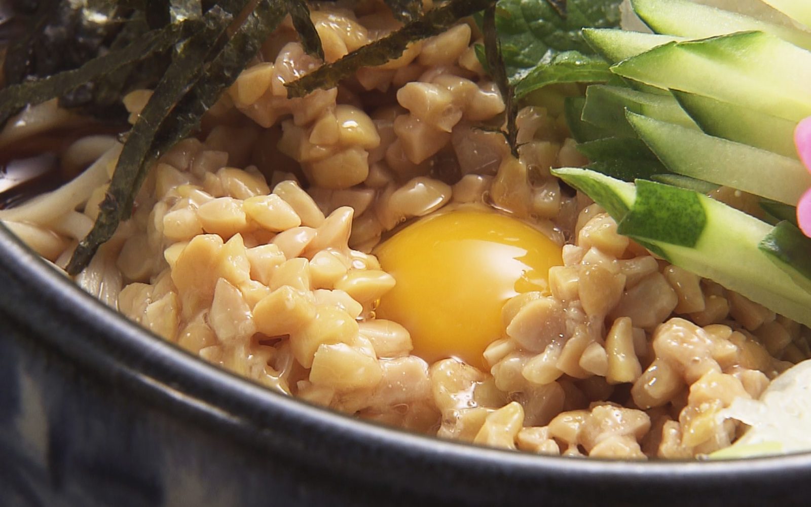 夏限定！栄養満点な「冷し納豆おろしそば」