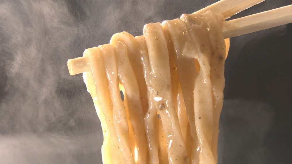 強い味わいの特注太麺