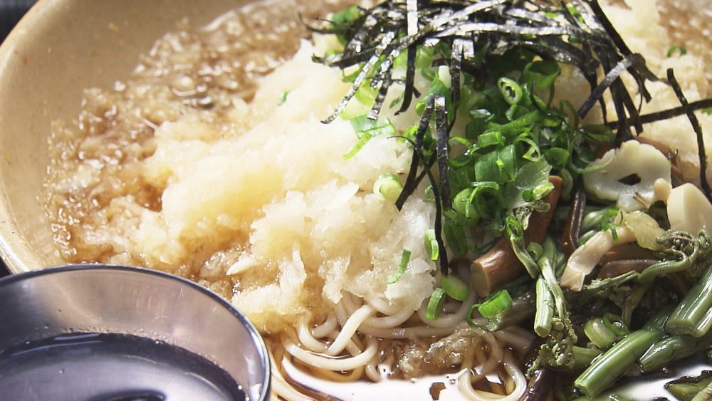 大根おろしに山菜・揚げ玉たっぷり