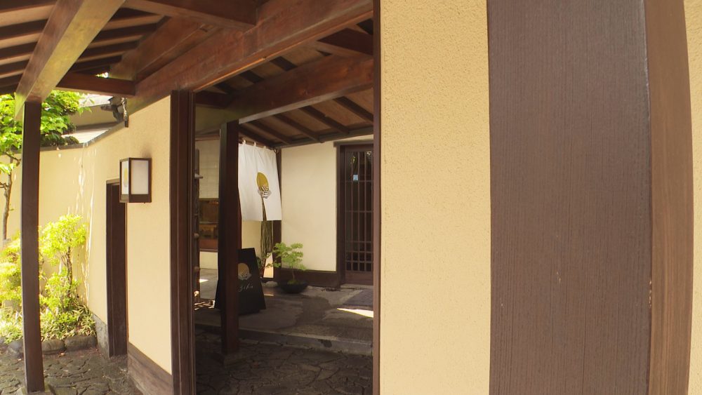 「割烹 萬鱗」内