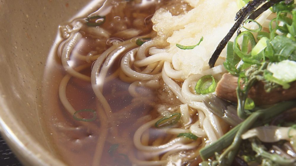 製麺所が営むおそば屋さんの「冷やしぶっかけそば」