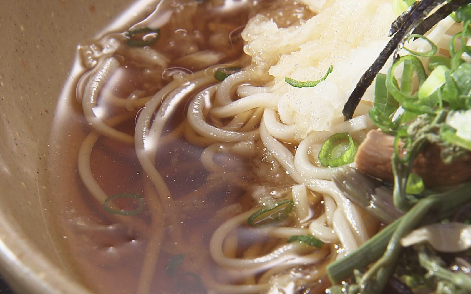 製麺所が営むおそば屋さんの「冷やしぶっかけそば」