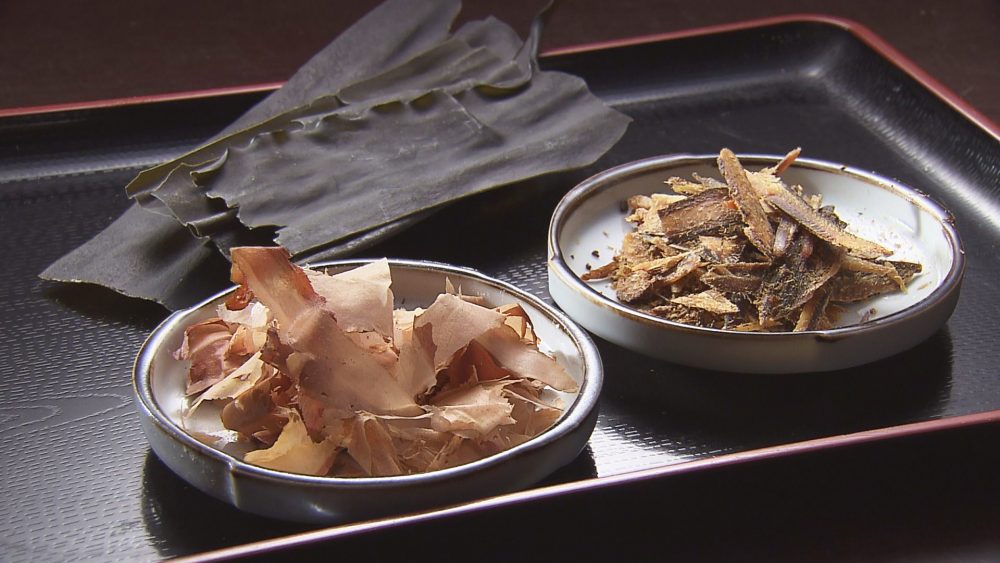 利尻昆布や鰹節などで取った出汁