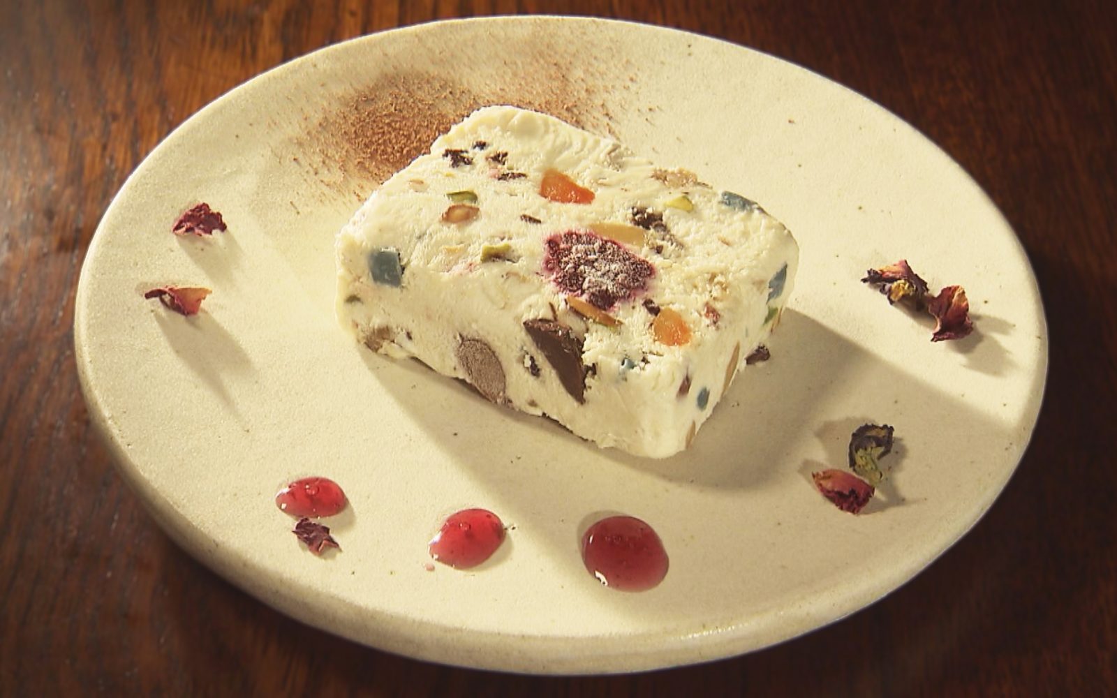 本に囲まれながらいただく絶品！月替わりパスタ＆スイーツ