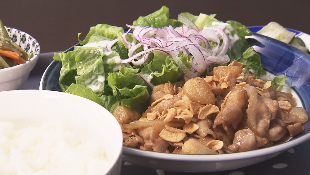 豚バラの上にたっぷりにんにく！