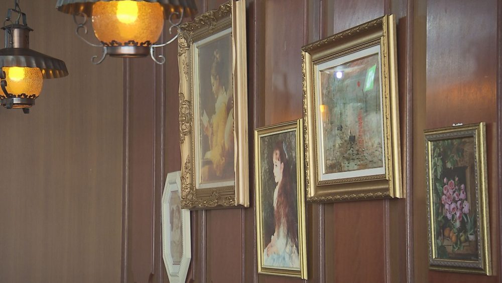 印象派の絵画が並び