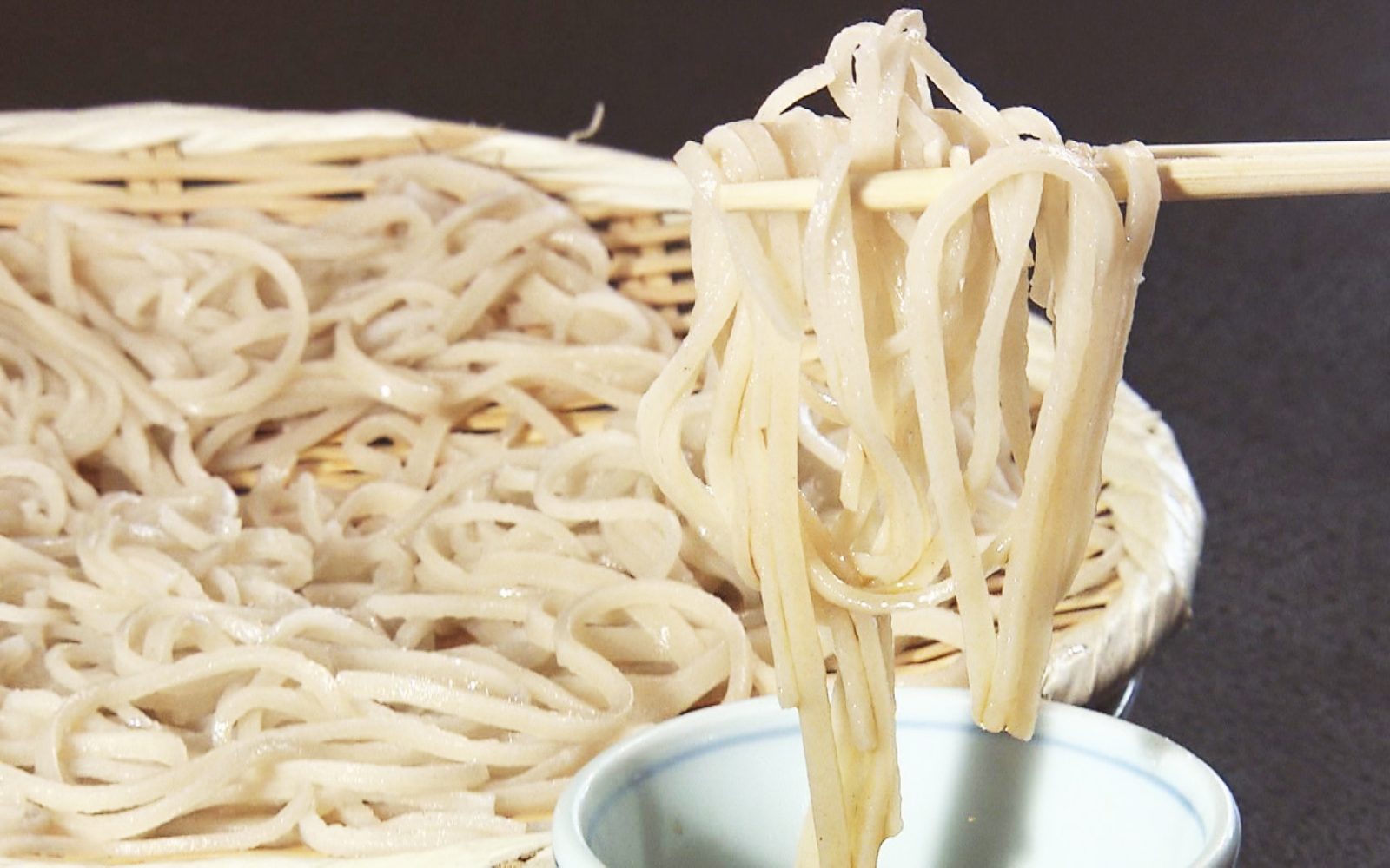 八甲田の水が育む！幻のぼたんそば「手打ち天ざるそば」