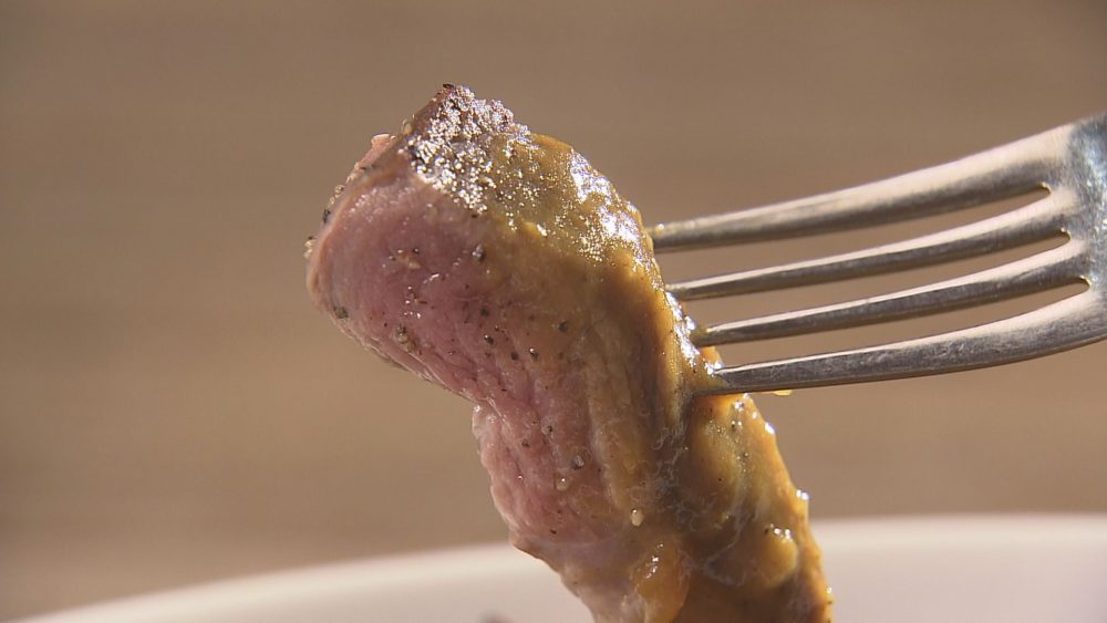 牛肩ロースをミディアムレアで