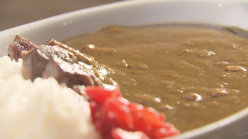 インパクトあり！大きなステーキがのった「ビーフカレー」　