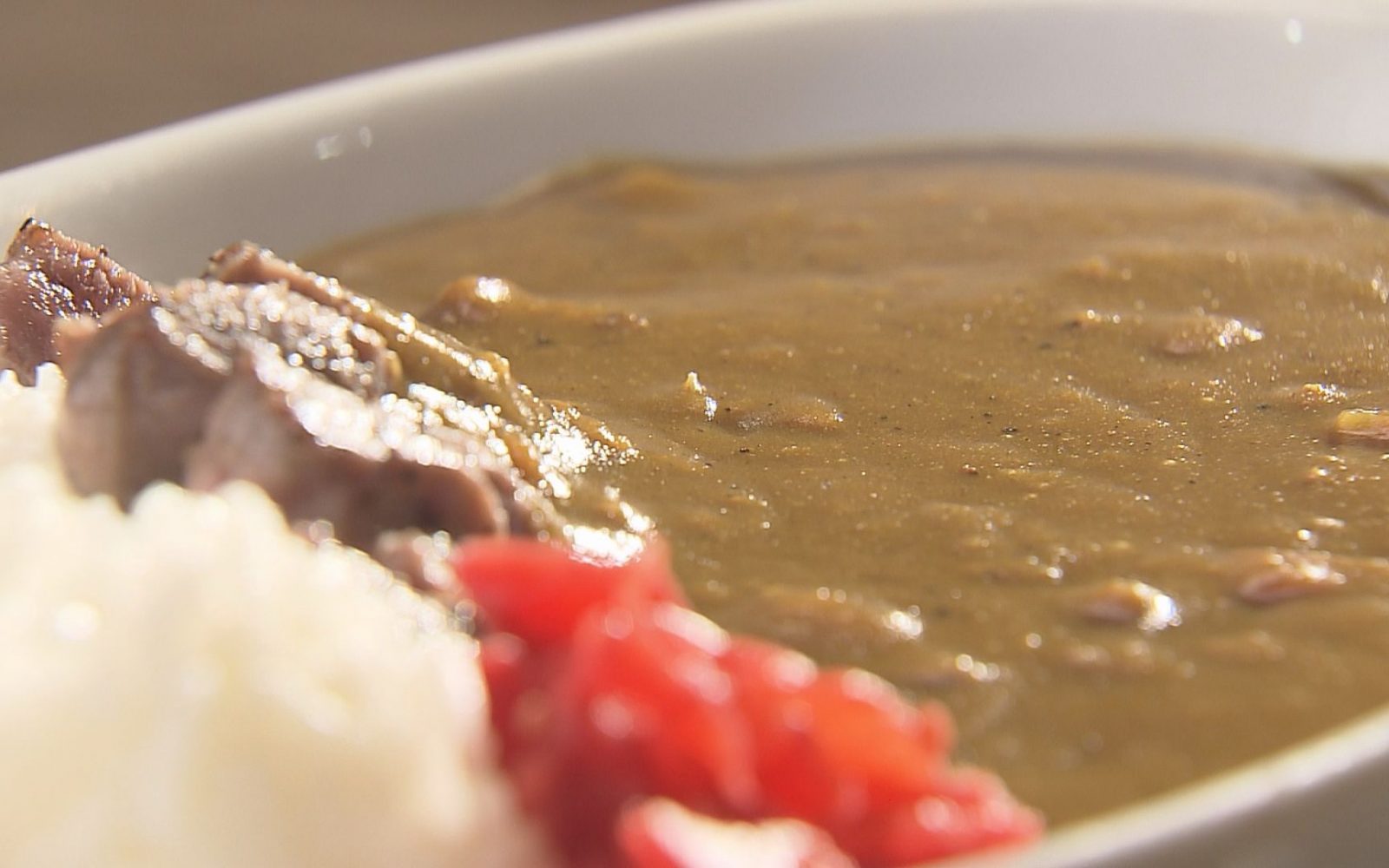 インパクトあり！大きなステーキがのった「ビーフカレー」　