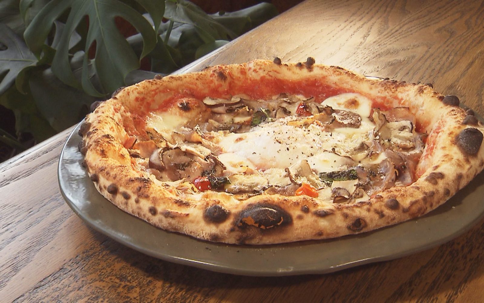 奥入瀬の自然が育むうまさ！半熟卵の絶品ピッツァ