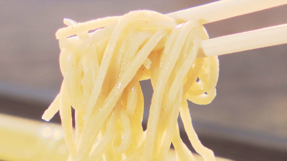 つゆは鰹節だしで