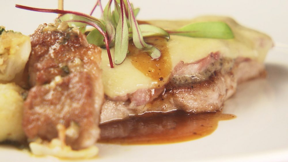 自家製ハムとチーズを合わせて