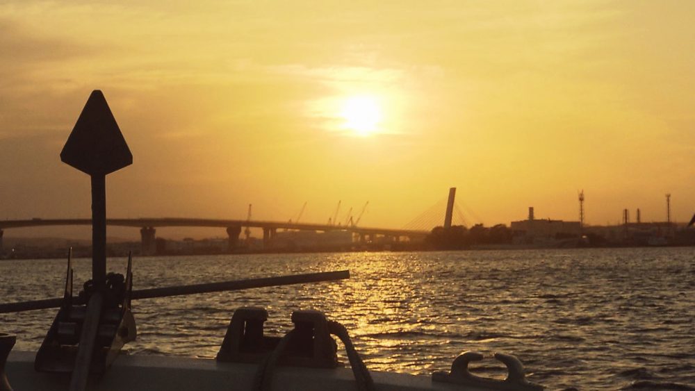 夕焼けの工場地帯も絶景！