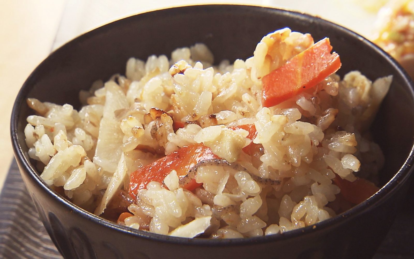 ヘルシーで美味しい！鶏料理メイン店の炊き込みご飯