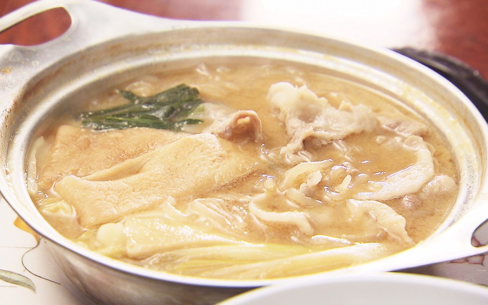 青森市民に愛される大衆食堂の「肉なべ定食」