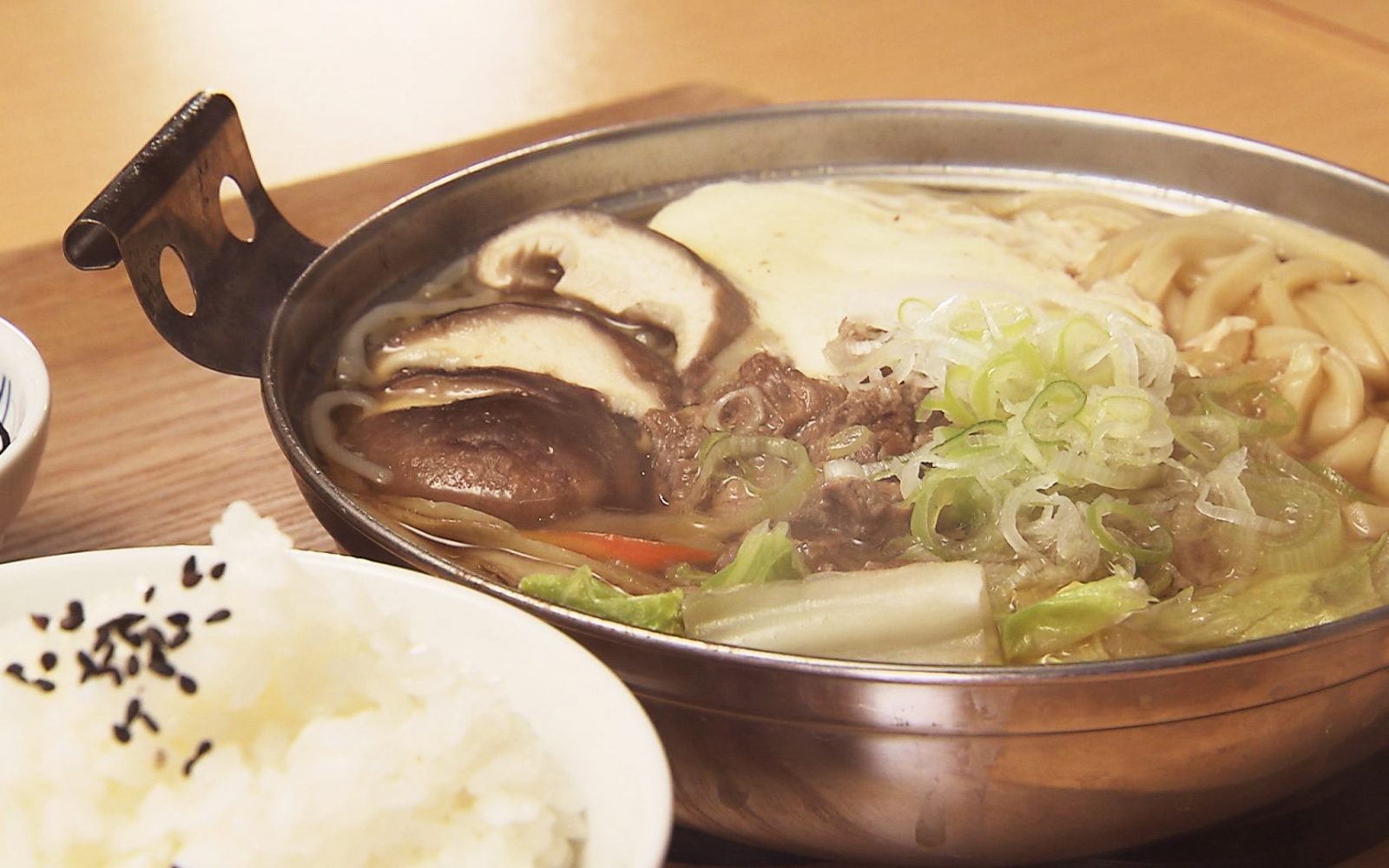 冬季限定！馬肉を使ったボリューム満点鍋「馬スジ鍋定食」