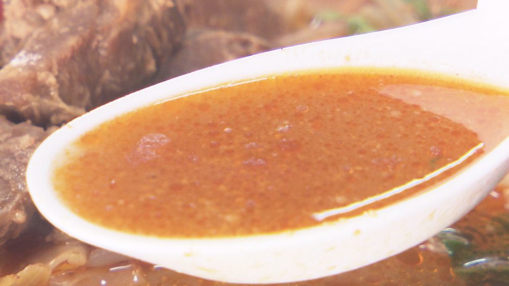 スープはピリ辛で後味スッキリ