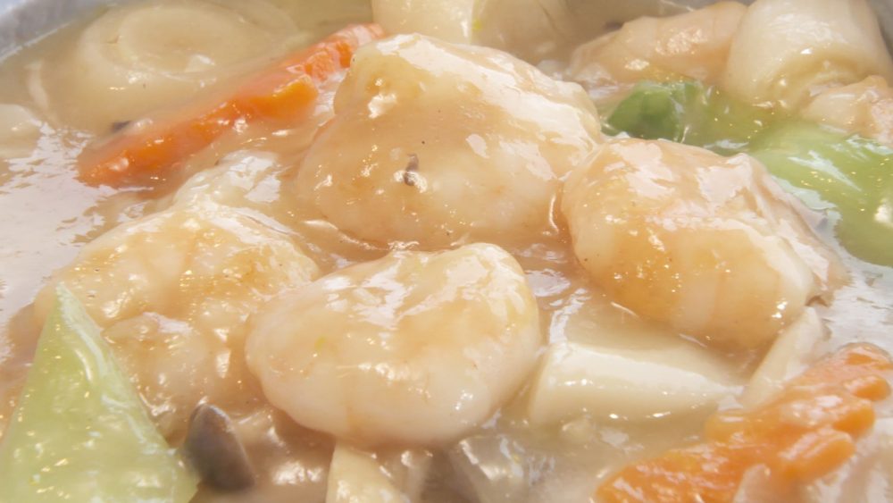 エビの独特な食感とコク深い塩味が調和した絶品あんかけごはん