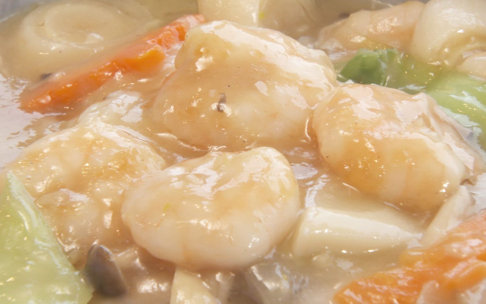 エビの独特な食感とコク深い塩味が調和した絶品あんかけごはん