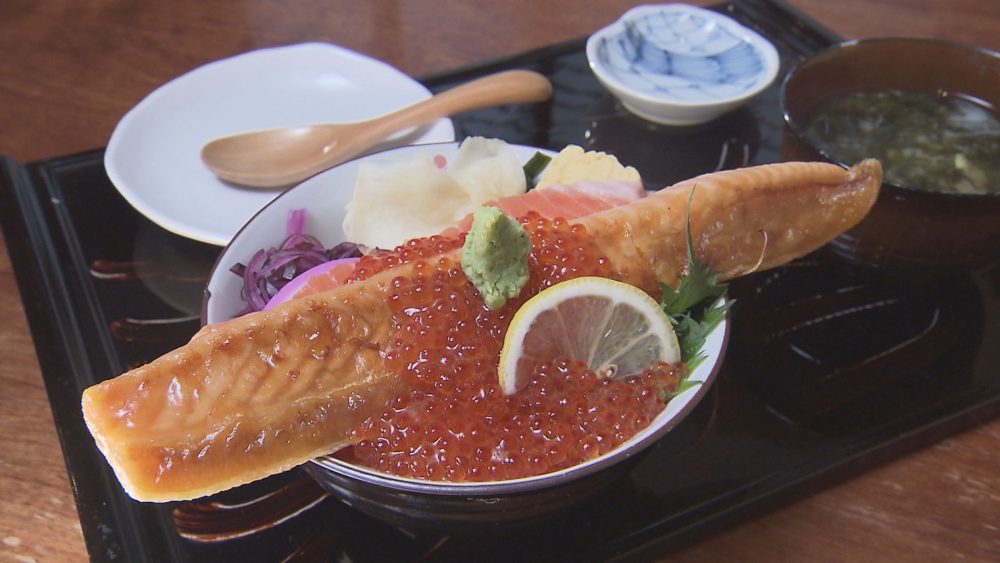 たっぷりいくらのハラス丼