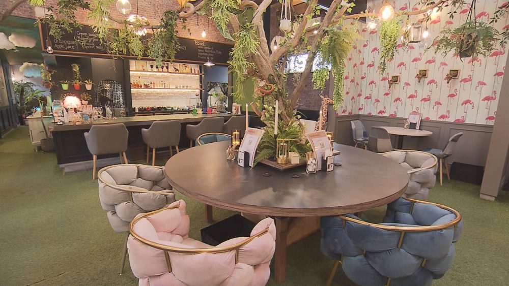 南国風にアレンジされた店内