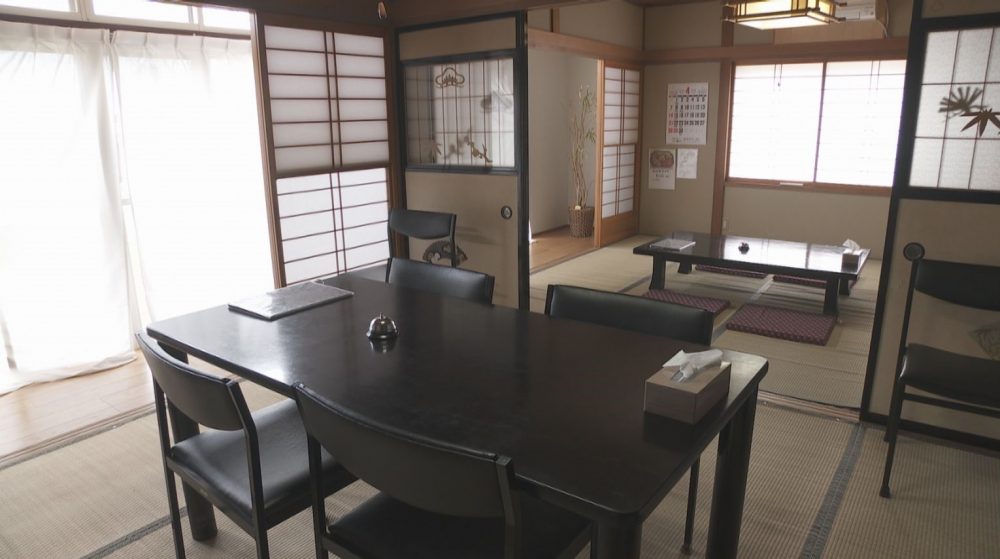 一軒家を改装した店内