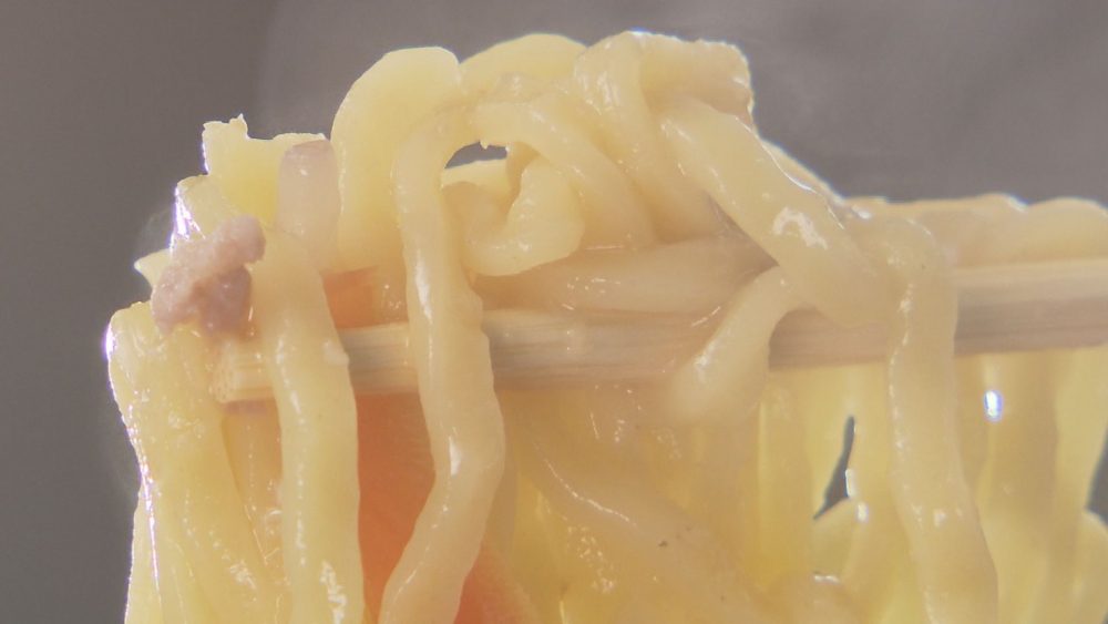 特注の中太ちぢれ麺