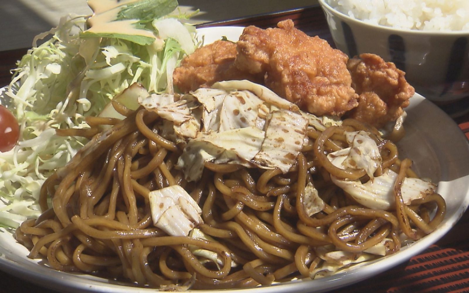 ボリューム満点！お得すぎるやきそば定食